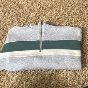 Great condition, cute cropped sweatshirt and soft